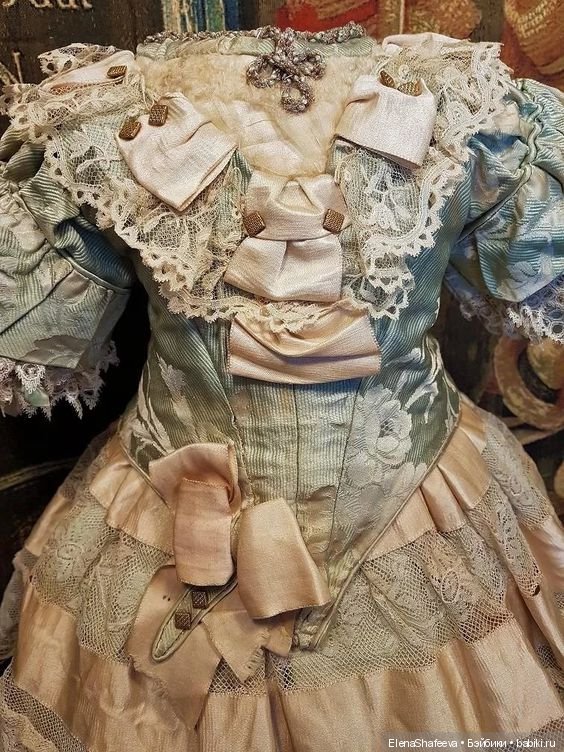 Продолжаются поиски фасона платья