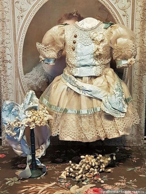 Продолжаются поиски фасона платья