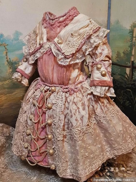 Продолжаются поиски фасона платья