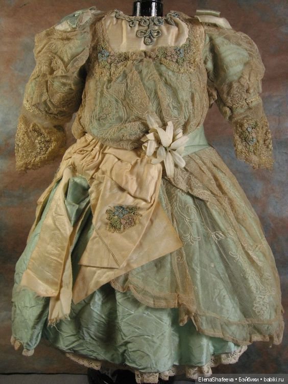 Продолжаются поиски фасона платья