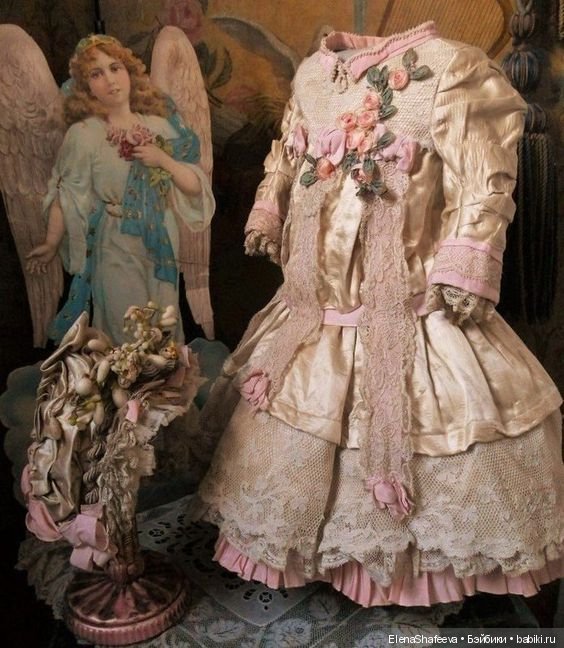 Продолжаются поиски фасона платья