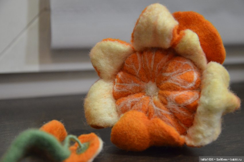 Мандариновое настроение. Игрушка в технике сухое валяние (фото 2)