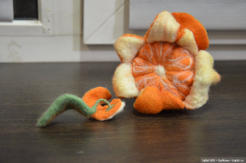 Мандариновое настроение. Игрушка в технике сухое валяние (фото 6)