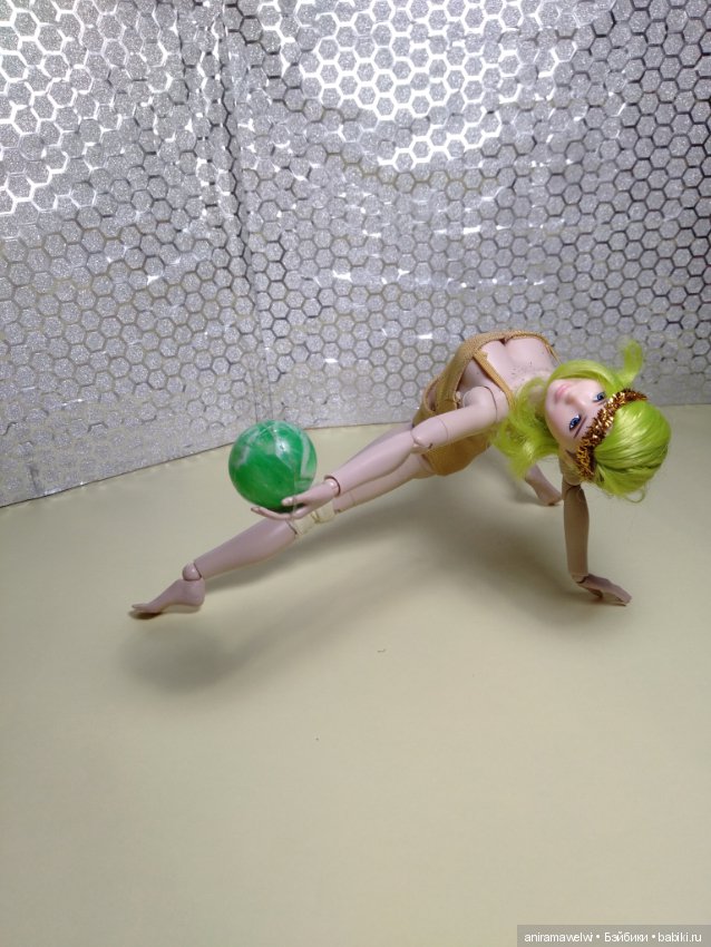 Чудеса гибкости Нэз. Художественная гимнастика с мячиком (фото 7)