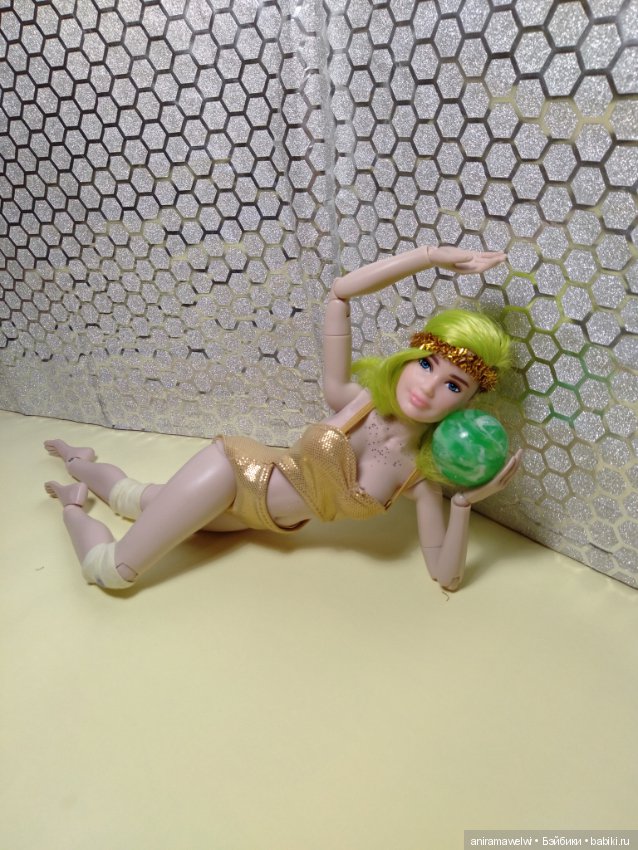 Чудеса гибкости Нэз. Художественная гимнастика с мячиком (фото 2)