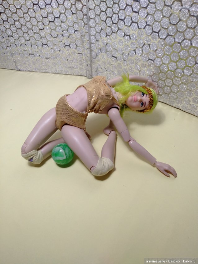 Чудеса гибкости Нэз. Художественная гимнастика с мячиком (фото 4)