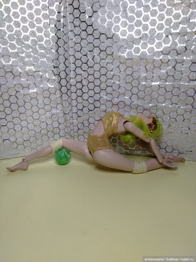 Чудеса гибкости Нэз. Художественная гимнастика с мячиком (фото 3)