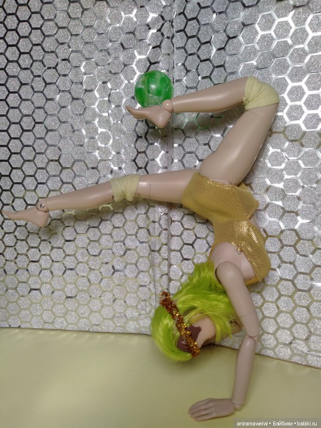 Чудеса гибкости Нэз. Художественная гимнастика с мячиком (фото 8)