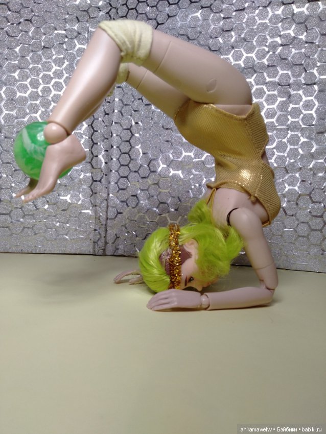 Чудеса гибкости Нэз. Художественная гимнастика с мячиком (фото 10)