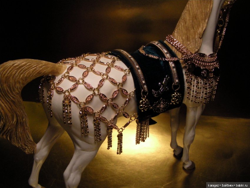 Конь султана. Фигурка коня Peter Stone в парадной сбруе Древнего Востока