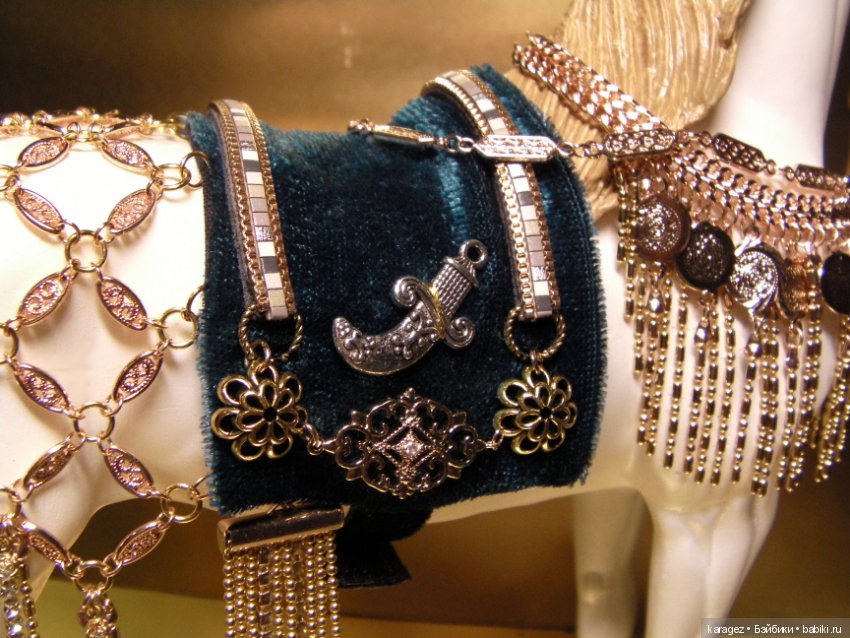 Конь султана. Фигурка коня Peter Stone в парадной сбруе Древнего Востока