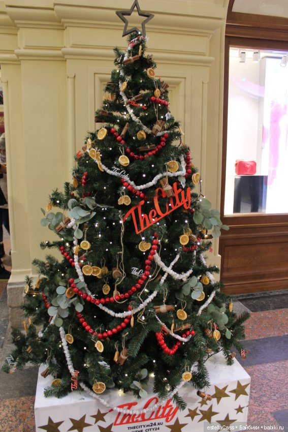 Парад ГУМовских елок — Новый год и Рождество: праздничные фото кукол (фото 10)