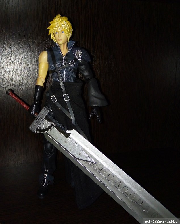 Фото фигурки Клауда Страйфа ("Последняя фантазия 7") с мечами