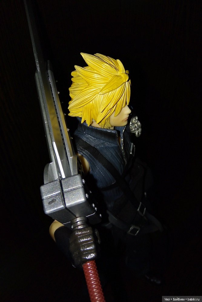 Фото фигурки Клауда Страйфа ("Последняя фантазия 7") с мечами