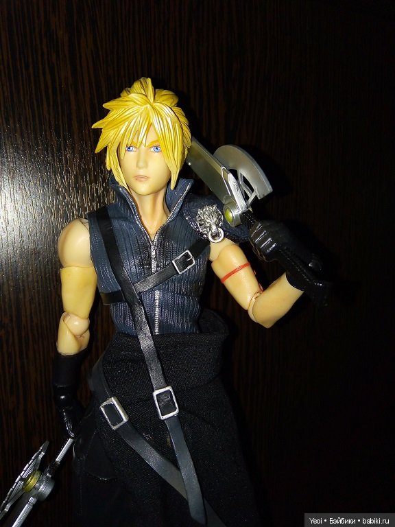 Фото фигурки Клауда Страйфа ("Последняя фантазия 7") с мечами
