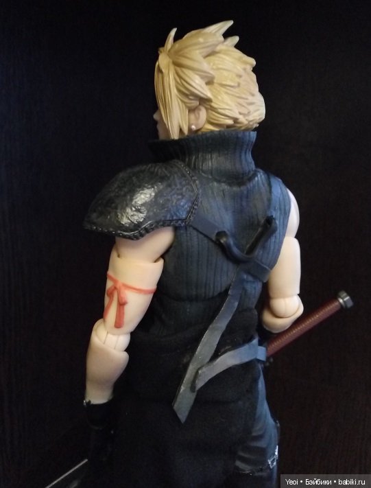 Фото фигурки Клауда Страйфа ("Последняя фантазия 7") с мечами