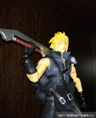 Фото фигурки Клауда Страйфа ("Последняя фантазия 7") с мечами
