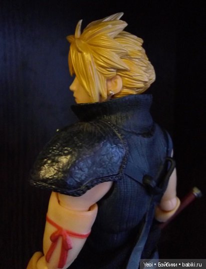 Фото фигурки Клауда Страйфа ("Последняя фантазия 7") с мечами