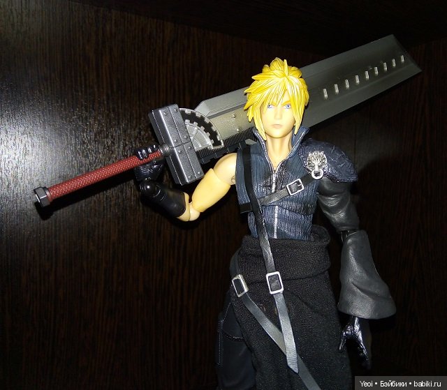 Фото фигурки Клауда Страйфа ("Последняя фантазия 7") с мечами