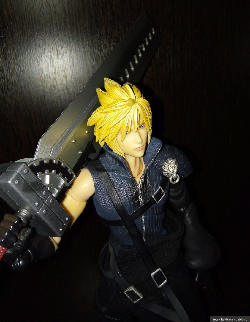 Фото фигурки Клауда Страйфа ("Последняя фантазия 7") с мечами