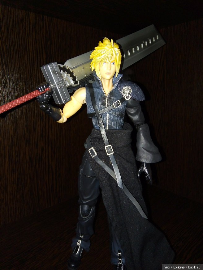 Фото фигурки Клауда Страйфа ("Последняя фантазия 7") с мечами