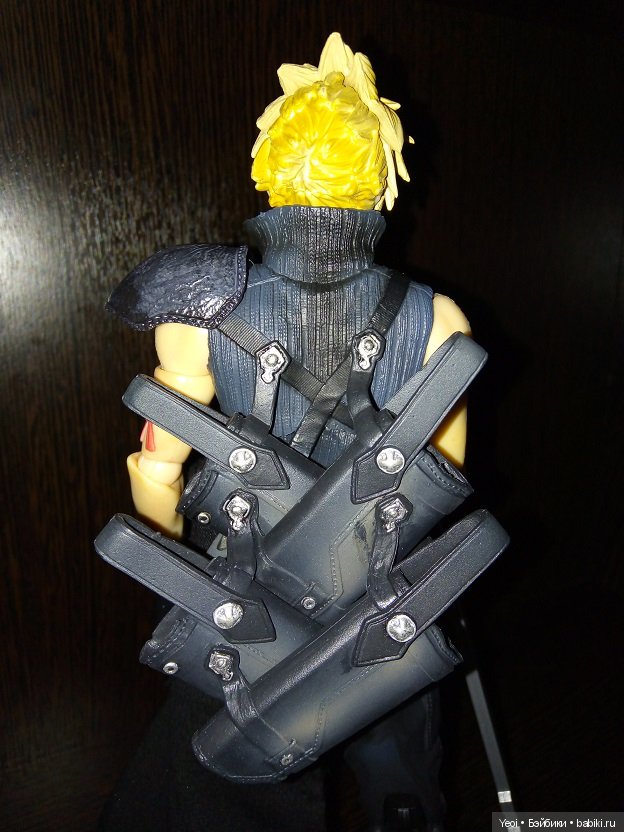 Фото фигурки Клауда Страйфа ("Последняя фантазия 7") с мечами