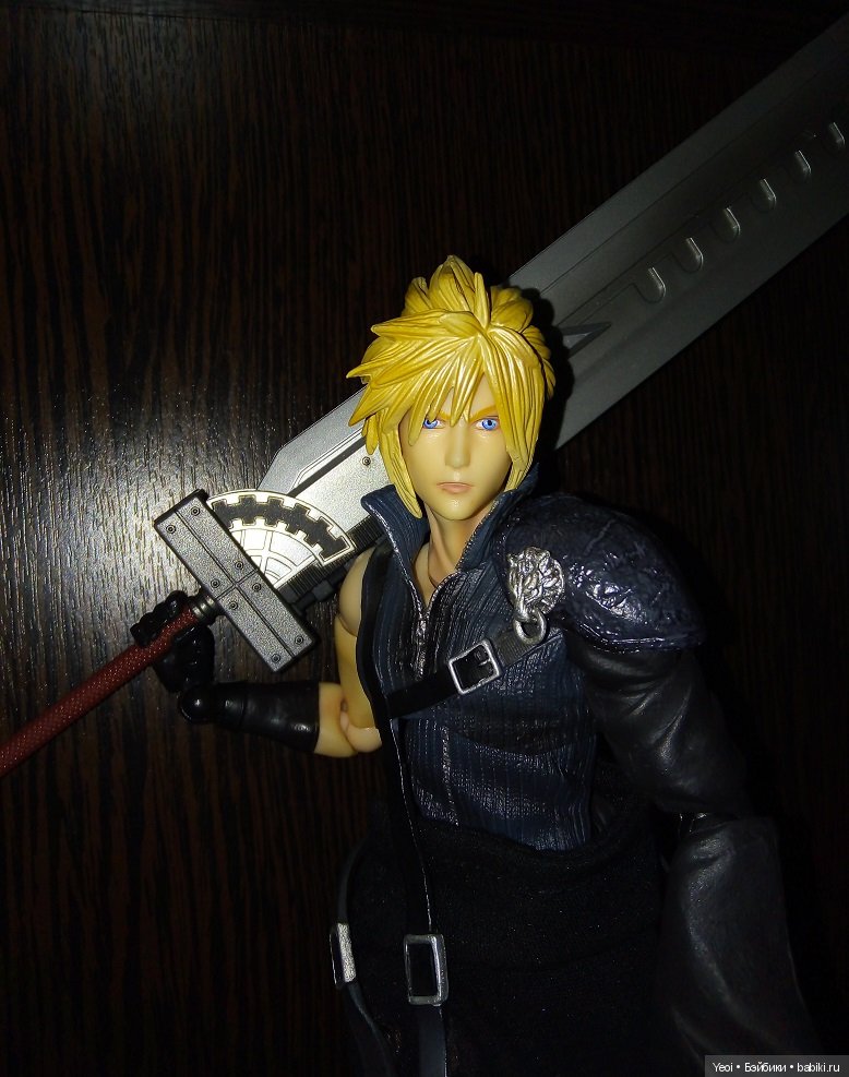 Фото фигурки Клауда Страйфа ("Последняя фантазия 7") с мечами