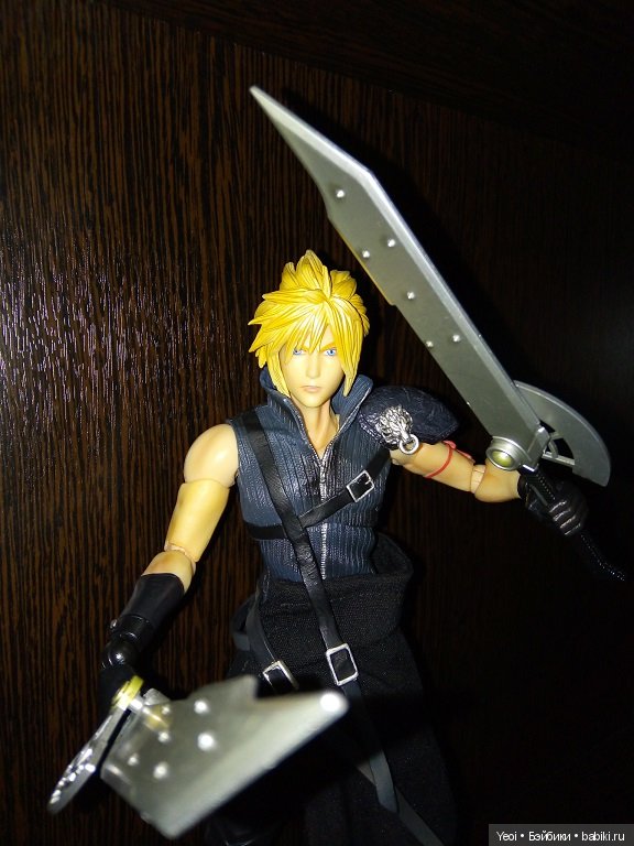 Фото фигурки Клауда Страйфа ("Последняя фантазия 7") с мечами