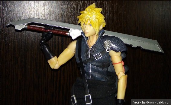Фото фигурки Клауда Страйфа ("Последняя фантазия 7") с мечами