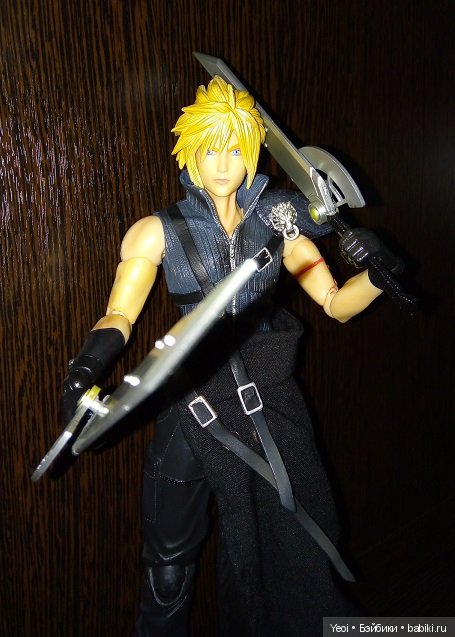 Фото фигурки Клауда Страйфа ("Последняя фантазия 7") с мечами