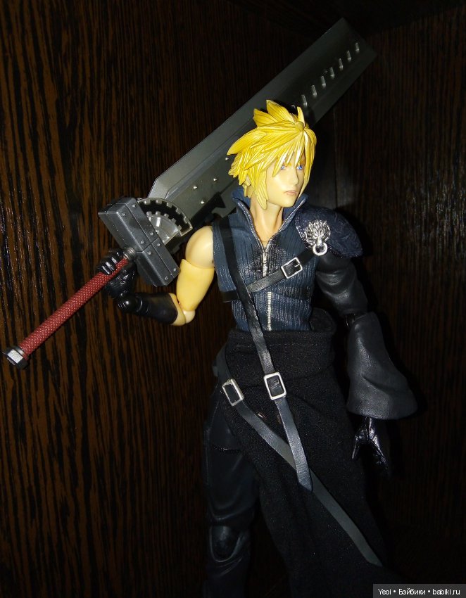 Фото фигурки Клауда Страйфа ("Последняя фантазия 7") с мечами