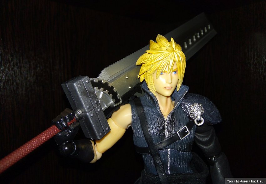 Фото фигурки Клауда Страйфа ("Последняя фантазия 7") с мечами