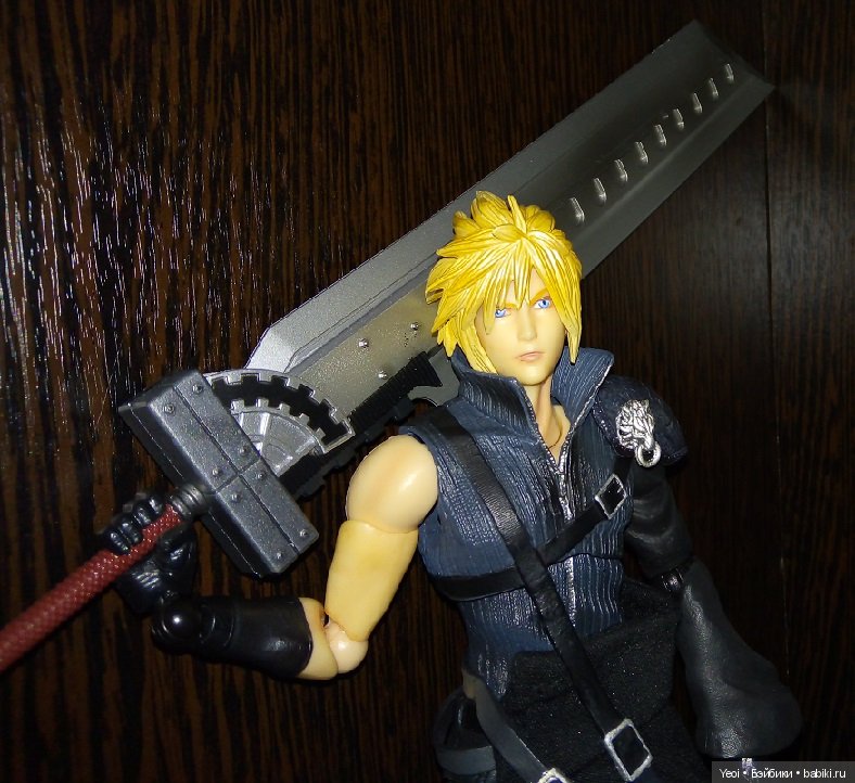 Фото фигурки Клауда Страйфа ("Последняя фантазия 7") с мечами