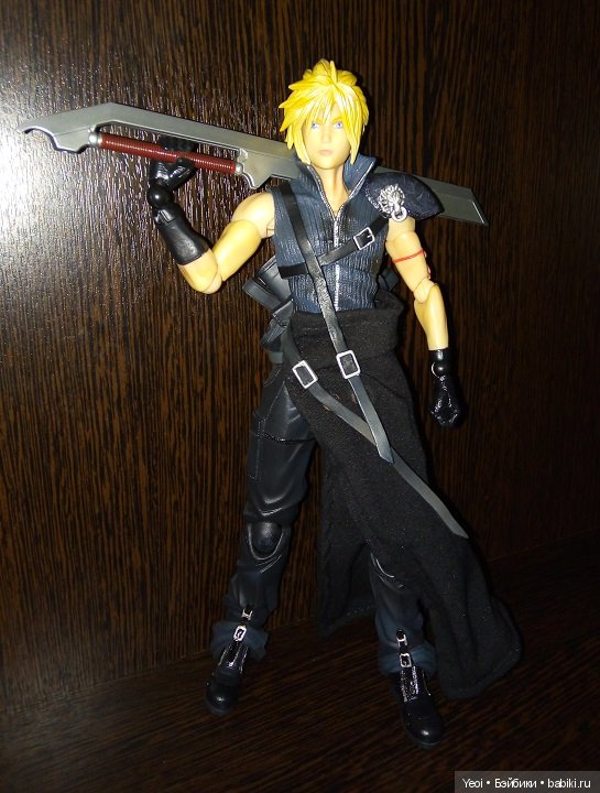 Фото фигурки Клауда Страйфа ("Последняя фантазия 7") с мечами