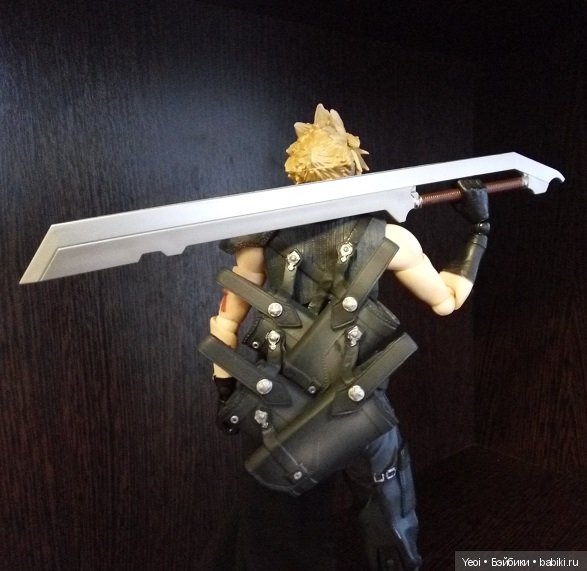 Фото фигурки Клауда Страйфа ("Последняя фантазия 7") с мечами