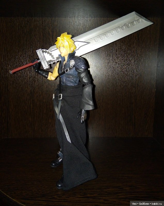 Фото фигурки Клауда Страйфа ("Последняя фантазия 7") с мечами