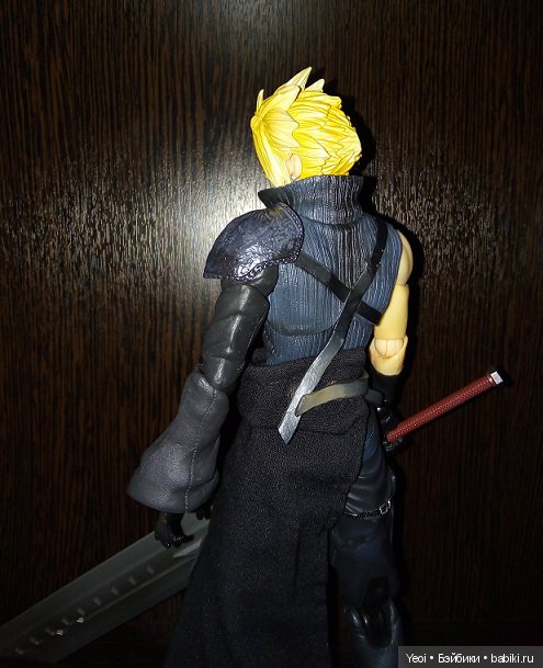 Фото фигурки Клауда Страйфа ("Последняя фантазия 7") с мечами