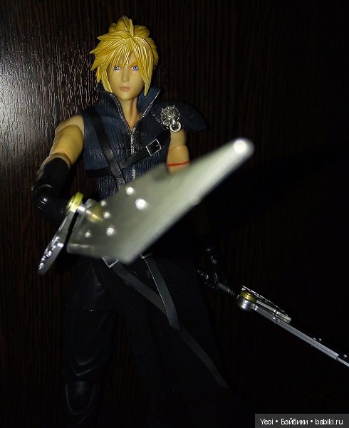 Фото фигурки Клауда Страйфа ("Последняя фантазия 7") с мечами