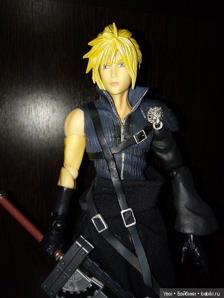 Фото фигурки Клауда Страйфа ("Последняя фантазия 7") с мечами