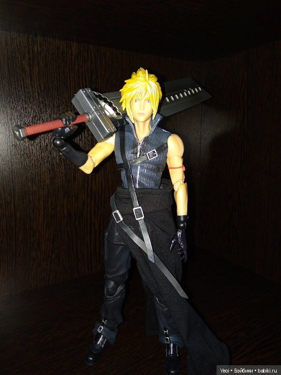 Фото фигурки Клауда Страйфа ("Последняя фантазия 7") с мечами