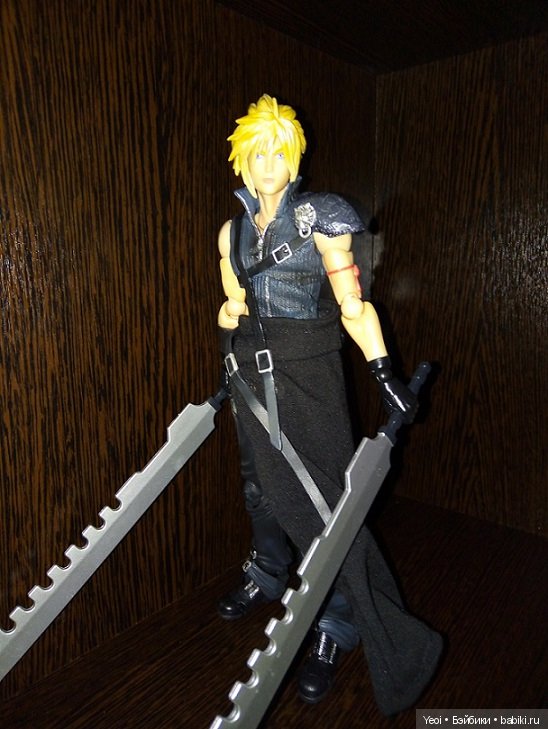Фото фигурки Клауда Страйфа ("Последняя фантазия 7") с мечами (фото 5)
