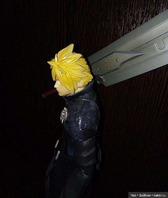 Фото фигурки Клауда Страйфа ("Последняя фантазия 7") с мечами