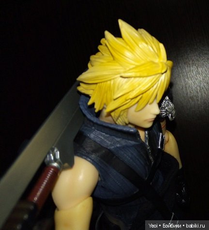 Фото фигурки Клауда Страйфа ("Последняя фантазия 7") с мечами