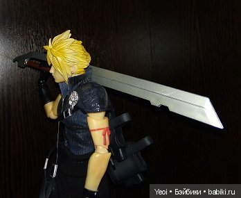 Фото фигурки Клауда Страйфа ("Последняя фантазия 7") с мечами