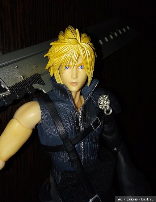 Фото фигурки Клауда Страйфа ("Последняя фантазия 7") с мечами