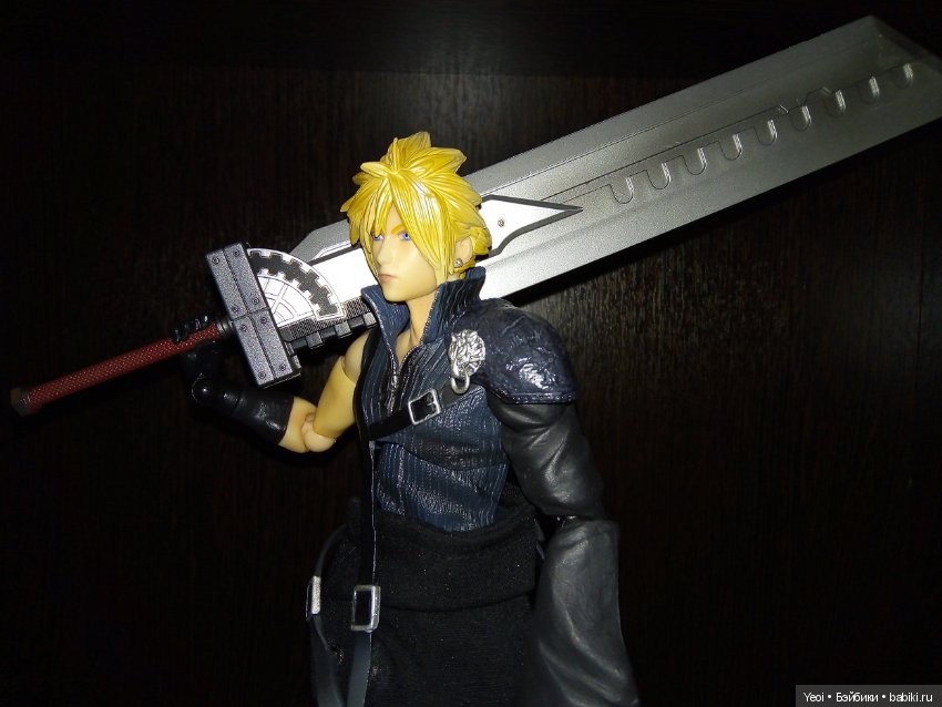 Фото фигурки Клауда Страйфа ("Последняя фантазия 7") с мечами