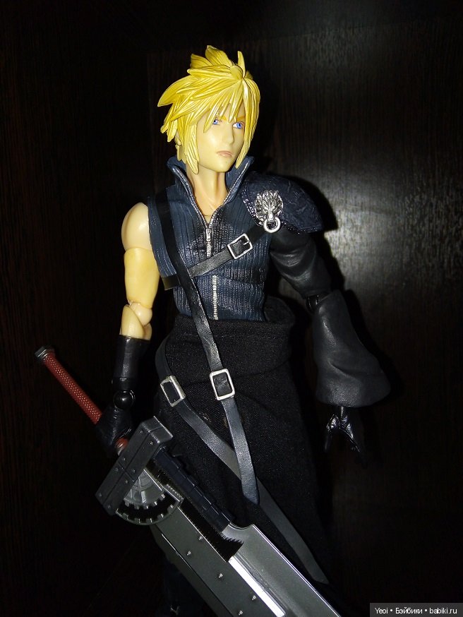 Фото фигурки Клауда Страйфа ("Последняя фантазия 7") с мечами