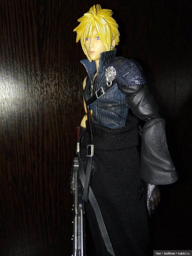 Фото фигурки Клауда Страйфа ("Последняя фантазия 7") с мечами