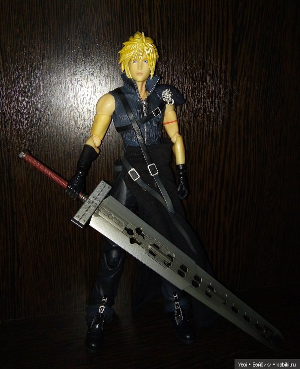 Фото фигурки Клауда Страйфа ("Последняя фантазия 7") с мечами