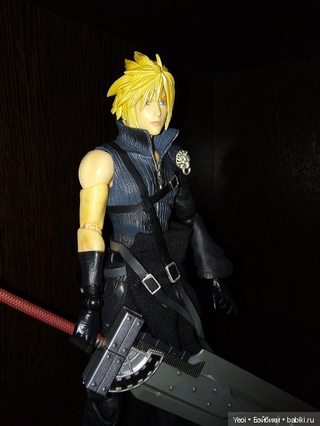 Фото фигурки Клауда Страйфа ("Последняя фантазия 7") с мечами